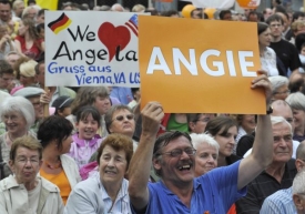 Němci Merkelovou milují, na její kolegy se však snáší kritika.